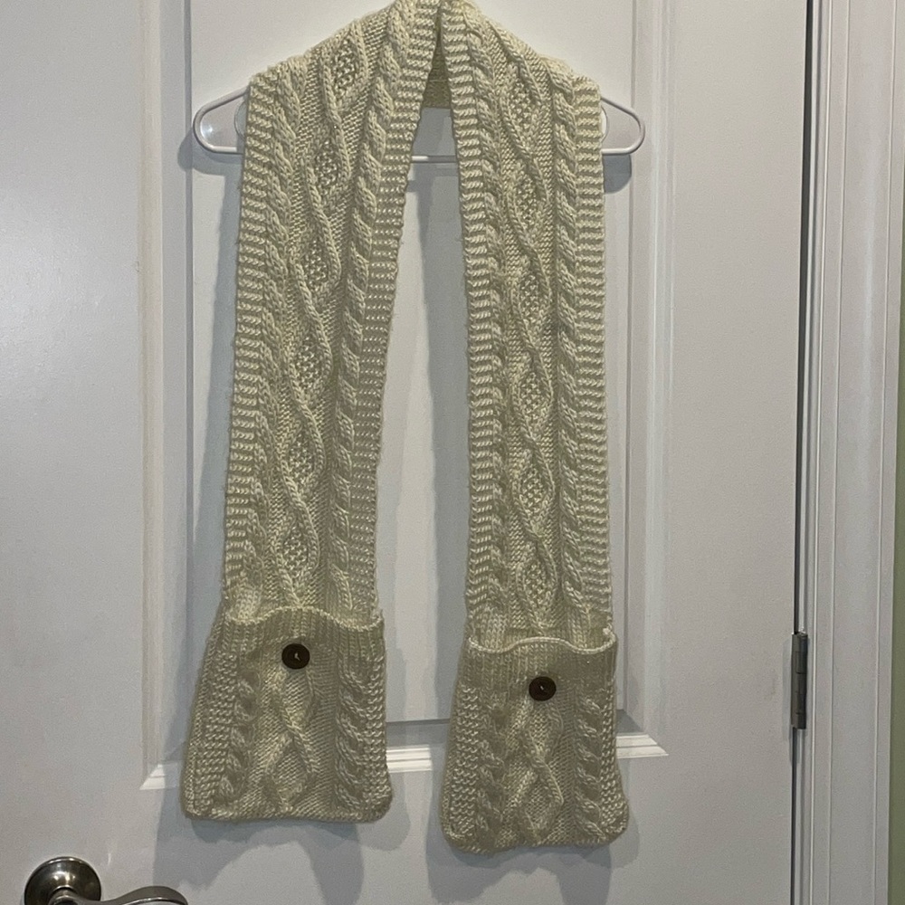 Scarf with two pockets